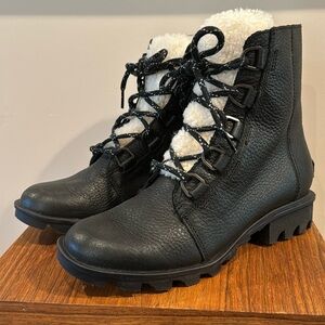 NWT Sorel Phoenix Short Lacy Cozy shearling waterproof boots Size 7.5
